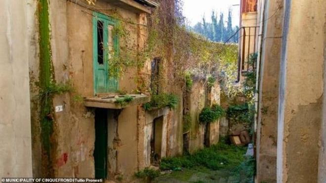 Chủ sở hữu mới chỉ phải bỏ ra 1 Euro (gần 30.000 đồng) để mua một ngôi nhà ở làng Cinquefrondi và trả phí bảo hiểm 250 Euro/năm (khoảng 6,5 triệu đồng) cho đến khi ngôi nhà được cải tạo. (Ảnh: Tullio Pronesti)