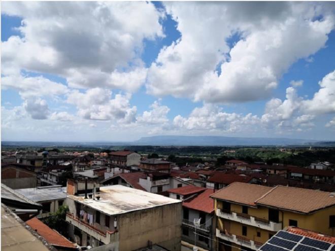 Bán bất động sản giá rẻ đang trở thành xu hướng ở các khu vực nông thôn của Italy khi người dân bản địa hầu như đều thích chuyển đến sống tại các đô thị lớn. Năm 2019, một thương nhân Australia tiết lộ từng mua một ngôi nhà ở Musomeli, đảo Sicily với giá chỉ 1,62 USD (tương đương 37.000 đồng). (Ảnh: Insider)