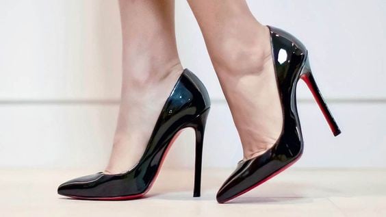 Phụ kiện đi kèm: Những đôi giày có phần gót mảnh và mũi nhọn sẽ khiến dáng người thanh thoát, gọn gàng. Đây là lựa chọn cho các cô gái chân ngắn