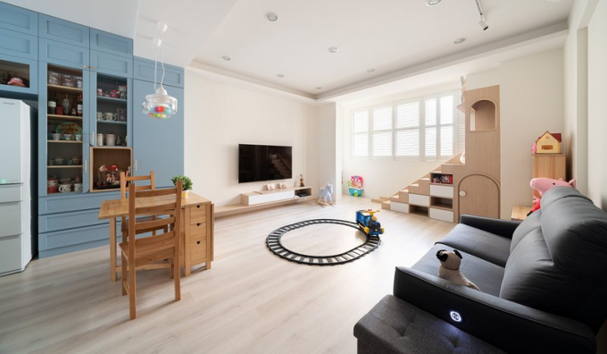 Khu vực sinh hoạt chung sắp xếp theo kiểu mở, tạo sự kết nối giữa các thành viên trong gia đình. Tại đây bố mẹ có thể cùng học bài, chơi đùa cùng con.