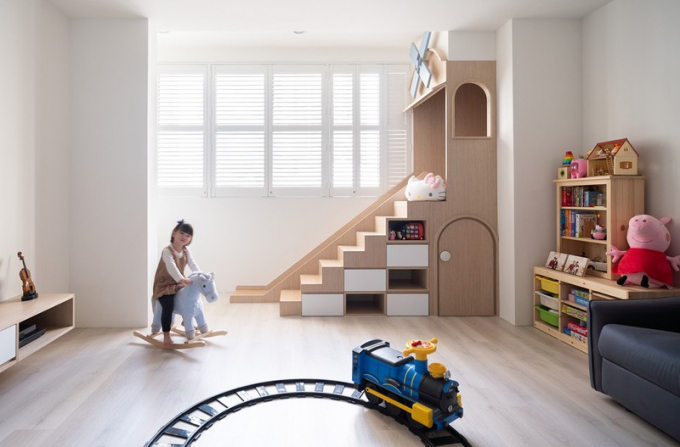 Sàn nhà và đồ nội thất đều được làm bằng gỗ, an toàn với trẻ ngay cả khi bé chạy nhảy.