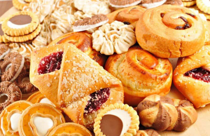 Các loại bánh nướng, cookie trong các cửa hàng bánh đều có chứa cholesterol, dẫn đến vấn đề về tim.