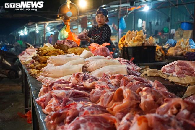 Mặc dù giá lợn hơi đã giảm nhiều nhưng thịt lợn tại chợ vẫn giảm nhỏ giọt. (Ảnh: Ngọc Khánh)