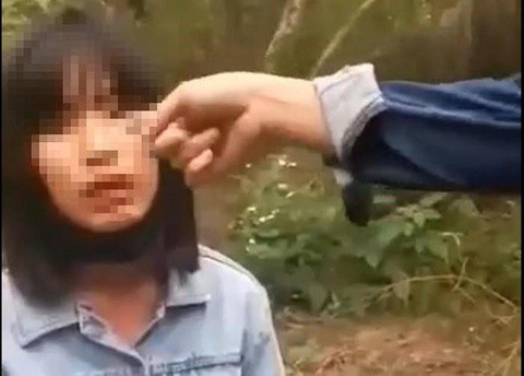 Clip được xác minh quay tại Diễn Châu (Nghệ An) vào chiều 31/3/2019, nhóm nữ sinh gồm học sinh của trường THCS Diễn Kim và THCS Diễn Hùng. Nữ sinh bị đánh tên T., học lớp 7 trường THCS Diễn Hùng.