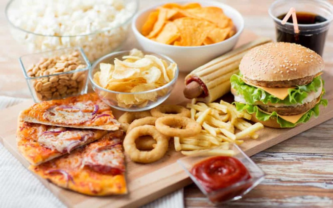 Thường xuyên tiêu thụ thức ăn nhanh: Tương tự như thói quen ăn mặn, việc thường xuyên sử dụng thức ăn nhanh cũng khiến thận phải chịu nhiều áp lực.