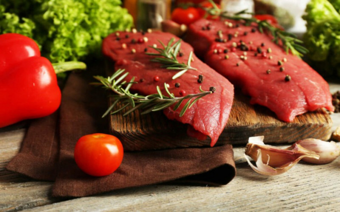 Ăn quá nhiều thịt đỏ: Protein trong các loại thịt đỏ tạo ra lượng axit cao trong máu gây hại cho thận và làm tăng nguy cơ nhiễm toan - chứng bệnh do thừa protein.