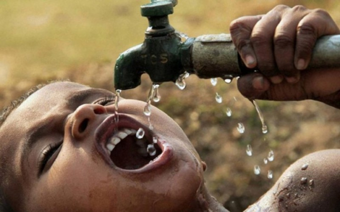 Ít uống nước: Uống đủ nước cũng là một trong những cách đơn giản nhất để phòng tránh bệnh sỏi thận và ngăn ngừa nguy cơ bị thận cấp.
