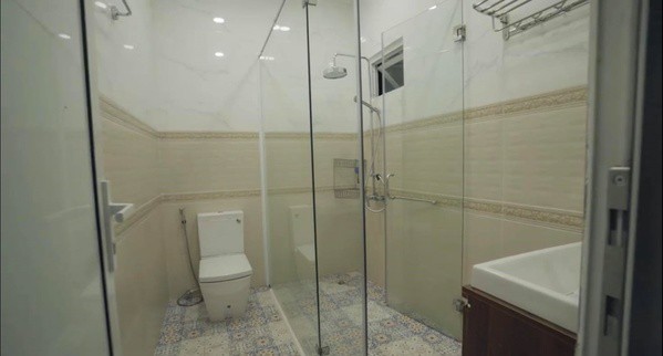 Phòng tắm hiện đại với thiết kế với cửa kính khá sang trọng. Ảnh: Chụp màn hình
