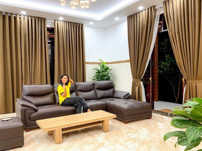 Tại phòng khách, Hoa hậu H’Hen Niê đặt chiếc ghế sofa kích thước lớn để ba mẹ có thể ngồi xem phim, trò chuyện. Ảnh: Vietnamnet.