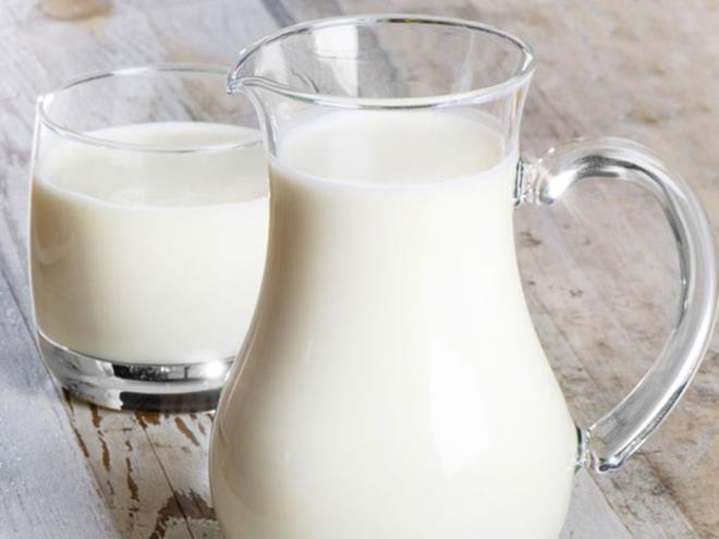 Sữa: Sữa giàu chất chống oxy hóa như vitamin A, D, giúp bảo vệ làn da. Thực phẩm này cũng chứa nhiều axit lactic giúp tẩy tế bào chết cho da và hỗ trợ tạo lớp màng protein trên bề mặt da bị cháy nắng để hạ nhiệt, giảm đau.