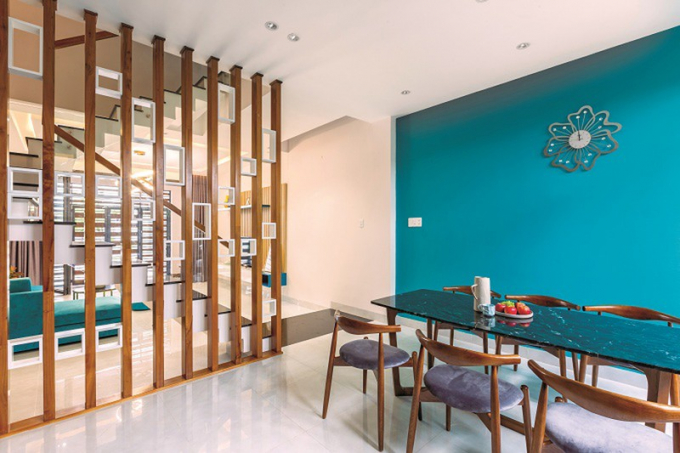 Mảng tường xanh bên cạnh bàn ăn là điểm nhấn ở không gian bếp.