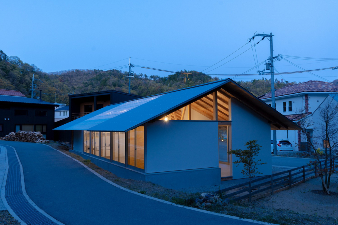 Mái nhà House in Minohshinmachi rộng hơn hẳn so với những mái nhà thông thường. Chính giữa phần mái được lợp lớp nhựa trong để ánh sáng có thể chiếu đến từng góc nhà.