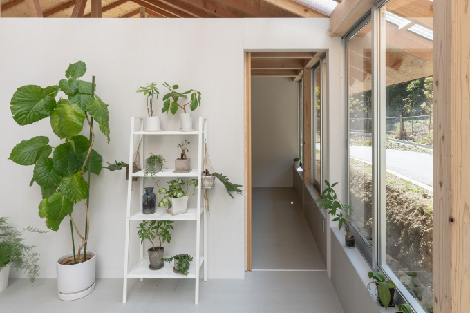 Đề cao giá trị thiên nhiên, gia chủ tự tạo góc trồng cây nhỏ, đem màu xanh đến không gian nhà ở. Nguồn ảnh: Archdaily.