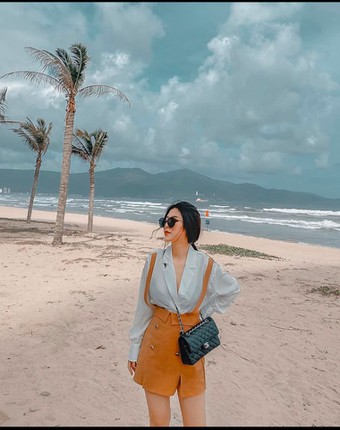 Khi đi biển, lựa chọn hàng đầu của hot Instagram là những bộ đồ có màu sắc nổi bật, tươi tắn.
