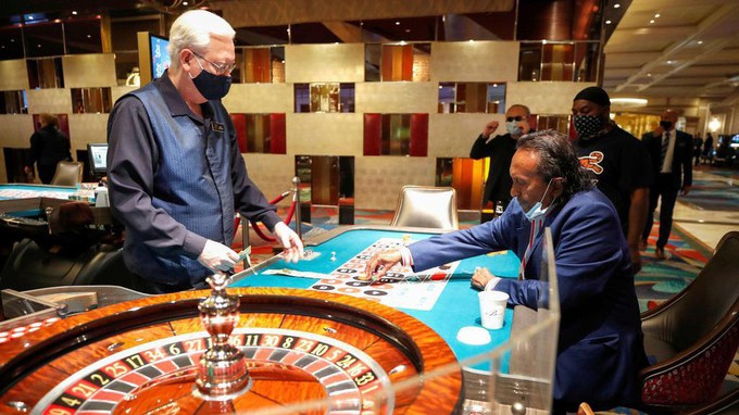 Khách hàng tại một sòng bạc ở thành phố Las Vegas, bang Nevada, Mỹ, hôm 4/6. Ảnh: Reuters.