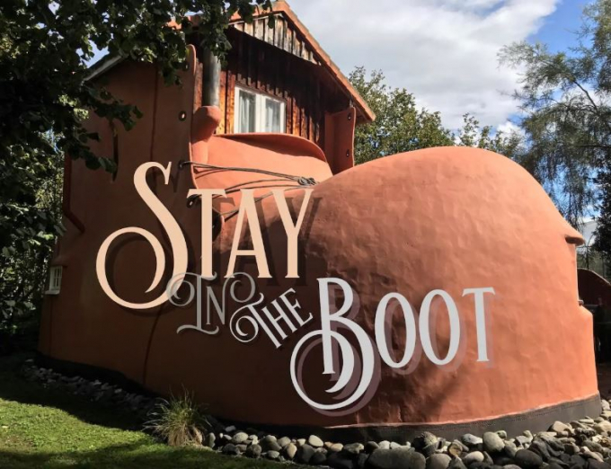 1. Homestay hình chiếc giày – The Boot. The Boot là ngôi nhà nghỉ dưỡng nằm trên hòn đảo cạnh bờ biển Tasman của New Zealand. Judy – chủ của ngôi nhà đã hợp tác cùng Airbnb để thiết kế ngôi nhà hình chiếc giày theo câu truyện cổ tích mà ông thích. (Ảnh: Airbnb)
