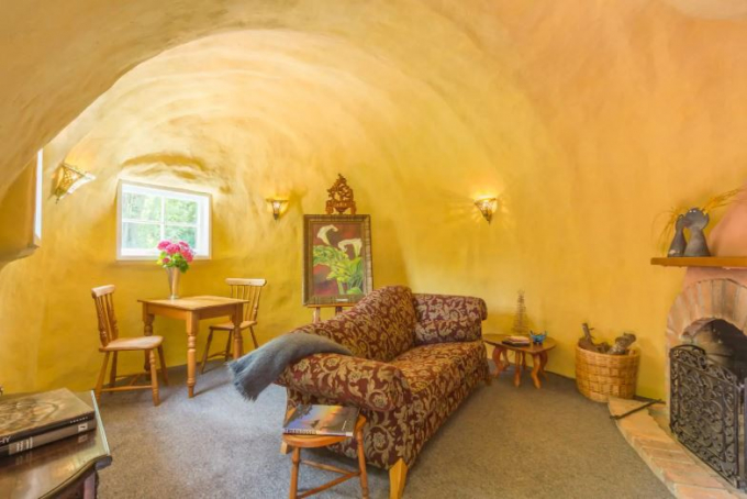 Ngôi nhà có tone màu vàng nhẹ nhàng chủ đạo, tạo nên bầu không khí ấm áp, dễ chịu. Phòng vệ sinh được thiết kế tiện lợi trong không gian của “chiếc giày” nhỏ gọn. (Ảnh: Airbnb)