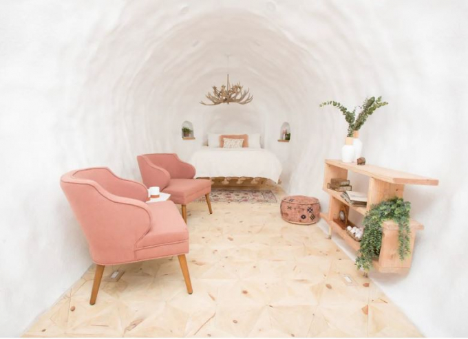 Khác hoàn toàn với vẻ ngoài sần sùi xám xịt, bên trong homestay sơn một lớp màu trắng ngà. Đồ dùng tone màu hồng xinh xắn trong căn nhà cũng khiến không gian sống thêm đáng yêu. (Ảnh: Airbnb)