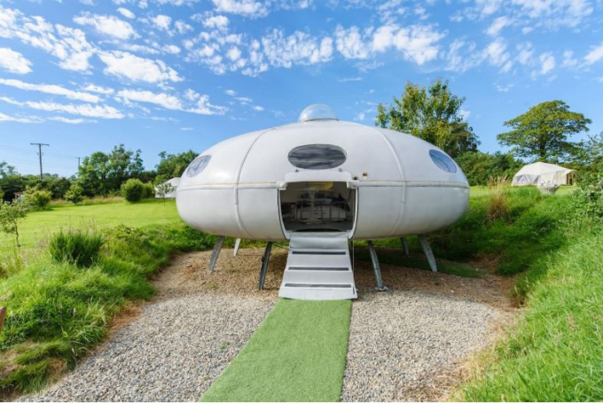 3. Tàu vũ trụ UFO. “Tàu vũ trụ UFO” là khu nghỉ dưỡng nổi tiếng có một không hai tại trung tâm Nam Pembrokeshire. Chủ của căn nhà là Toby, ông hứa hẹn đem lại cho khách nghỉ dưỡng sự độc lạ, thoải mái. Chi phí cho mỗi đêm nghỉ dưỡng tại đây là 122 USD. (Ảnh: Airbnb)