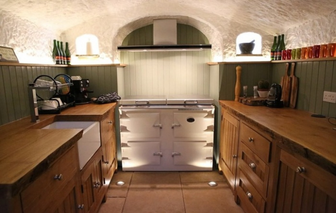 Nhà bếp có đầy đủ các đồ dùng thiết yếu như tủ lạnh, bếp và máy pha cà phê.