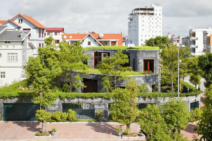 5. Ngôi nhà đá phủ mái xanh ở Quảng Ninh. Thêm một ngôi nhà phủ xanh mướt mắt ở thành phố du lịch Quảng Ninh. Đây là ngôi nhà được xây dựng bằng đá rộng 360 m2 ở Mạo Khê (Đông Triều, Quảng Ninh). (Ảnh: Hiroyuki Oki)