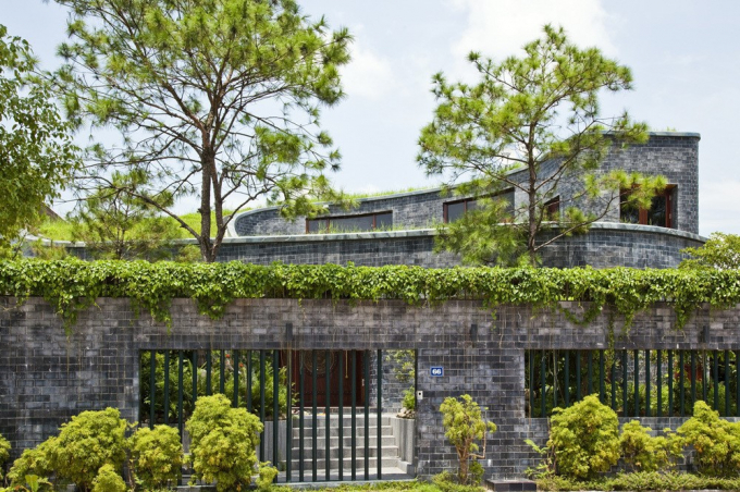 Để tô điểm cho vẻ đẹp của ngôi nhà cũng như tạo không gian xanh, tươi mát, nhà thiết kế đã thiết kế ra ngôi nhà có hình thú uốn lượn cùng với những hàng cây xanh. Ngôi nhà đá được Hội kiến trúc sư Việt Nam trao giải Kiến trúc xanh năm 2013-2014. (Ảnh: Hiroyuki Oki)