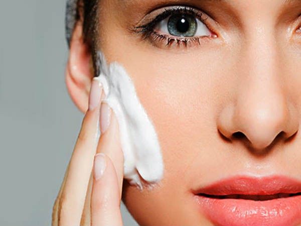 Sau khi đắp mặt nạ, bạn cần bổ sung thêm một lớp dưỡng ẩm nữa cho da. Thoa kem dưỡng ẩm lên da và mát-xa kem nhẹ nhàng để làm dịu da và mang lại vẻ rạng rỡ tự nhiên cho da mặt