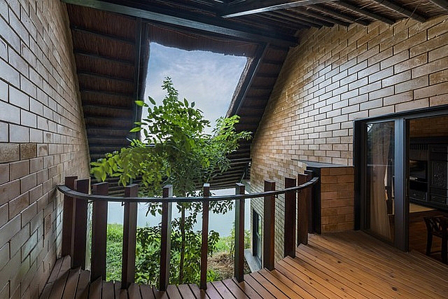 Lồng cầu thang là điểm nhấn của cả ngôi nhà, được lấy cảm hứng thiết kế dựa trên hình ảnh những đống rơm của nông thôn Việt Nam. Nguồn: Báo Xây Dựng.