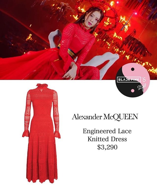 Tạo hình sang chảnh kiểu quý tộc của Ji Soo được tôn lên nhờ chiếc váy Alexander McQueen đỏ rực giá xấp xỉ 80 triệu đồng.