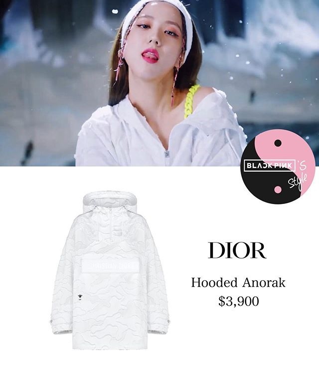Nàng đại sứ Dior còn diện một thiết kế hoodie của hãng, trông đơn giản nhưng giá cũng xấp xỉ 90 triệu đồng.