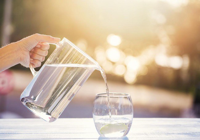 Uống nhiều nước giúp hạ thân nhiệt nhanh chóng