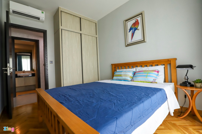 Phòng ngủ nhỏ cũng được lát sàn gỗ, có tường lớn bằng kính giúp căn phòng luôn tràn ngập ánh sáng.