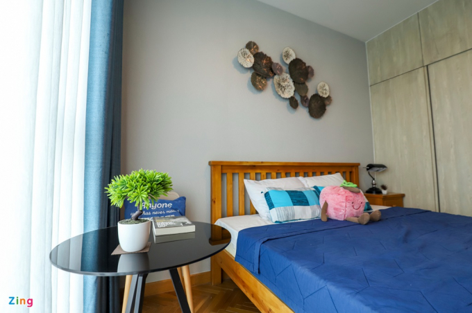 Màu xanh và màu vàng vẫn được lựa chọn làm điểm nhấn, khi tủ quần áo lại có sắc trầm hơn khiến phòng ngủ lớn thêm thoáng đãng, sàn và giường bằng gỗ lại tạo ra cảm giác ấm cúng.