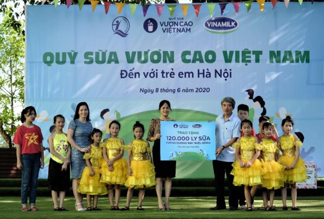 Trong năm 2020, Vinamilk và Quỹ sữa Vươn cao Việt Nam trao tặng 120.000 ly sữa, tương đương khoảng 865 triệu đồng cho hơn 1.300 trẻ em có hoàn cảnh khó khăn hiện đang được chăm sóc, nuôi dạy tại các trung tâm bảo trợ trẻ em, các nhà mở, nhà tình thương trên địa bàn thành phố Hà Nội. Các em được uống sữa miễn phí liên tiếp trong 3 tháng nhằm tăng cường chế độ dinh dưỡng, hỗ trợ nâng cao sức khỏe và sức đề kháng.