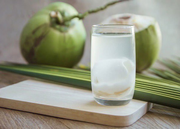 Bị sốt nên ăn gì? Uống nước dừa giúp bù đắp điện giải cho cơ thể
