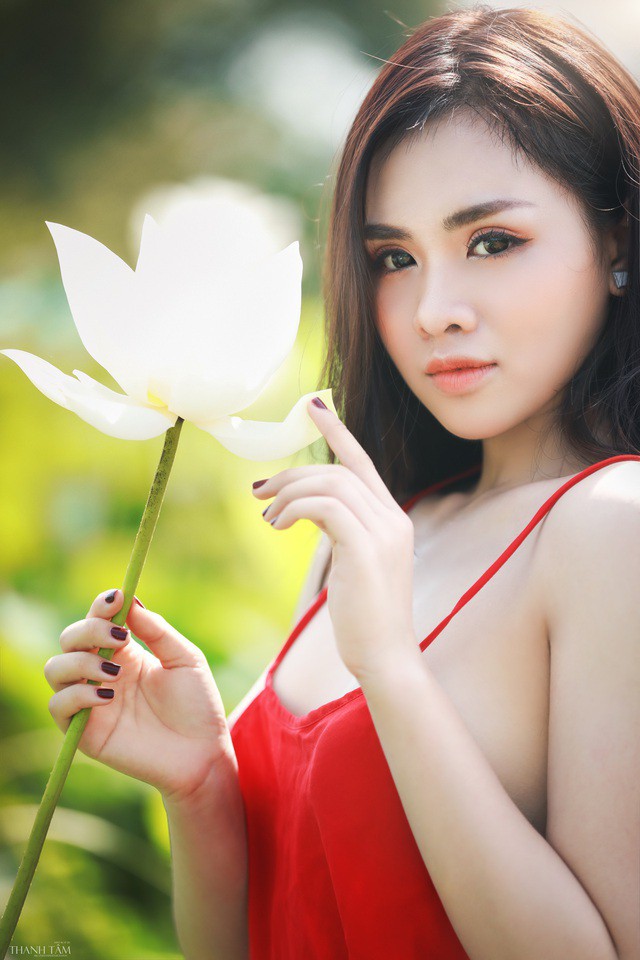 Thu Trang là người mẫu ảnh thời trang ở Hà Nội, đồng thời cũng hay tham gia quay TVC, phim ngắn ngay từ hồi mới học lớp 11 nhờ sở hữu gương mặt ăn ảnh.
