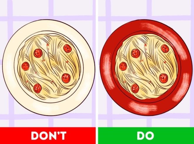 5. Mua đĩa màu: Nghiên cứu cho thấy, sự tương phản giữa màu sắc món ăn và màu đĩa đựng đồ ăn sẽ khiến bạn có tâm lý lấy cho mình ít đồ ăn hơn.