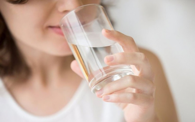 Uống nhiều nước: Uống ít nhất 8 cốc nước mỗi ngày sẽ giúp thanh thải độc tố, loại bỏ bớt muối và dịch thừa giúp giảm phù nề ở vùng chân hiệu quả.