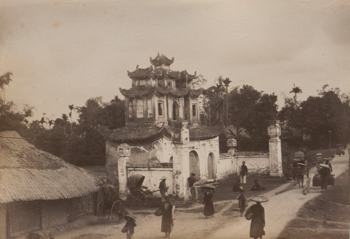 Cổng tam quan bề thế của một ngôi chùa ở Hà Nội thập niên 1890. Ảnh: Bunum.univ-cotedazur.fr.