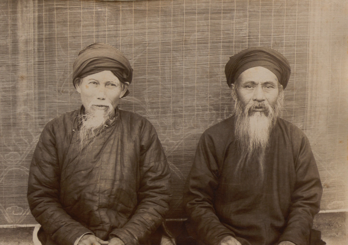 Chân dung hai vị trưởng lão ở miền Bắc Việt Nam thập niên 1890.