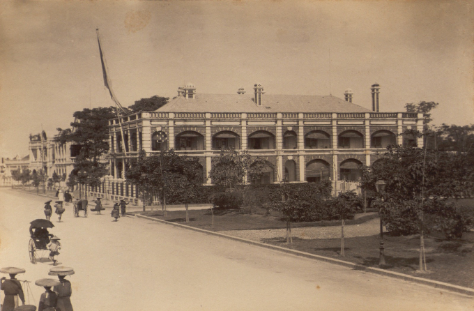 Một trong những tòa nhà đầu tiên được người Pháp xây dựng trên bờ hồ Hoàn Kiếm, cạnh quảng trường Paul Bert, ngày nay thuộc khuôn viên UBND TP Hà Nội cạnh vườn hoa Lý Thái Tổ.