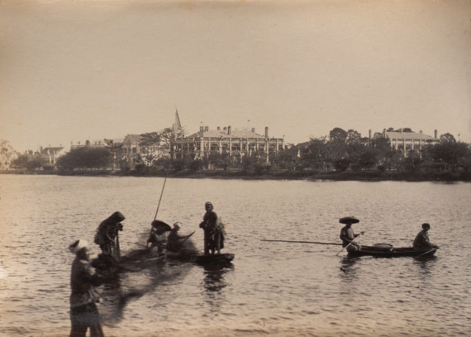 Người dân đánh bắt cá trên hồ Hoàn Kiếm, bên kia hồ là khu nhà cạnh quảng trường Paul Bert.