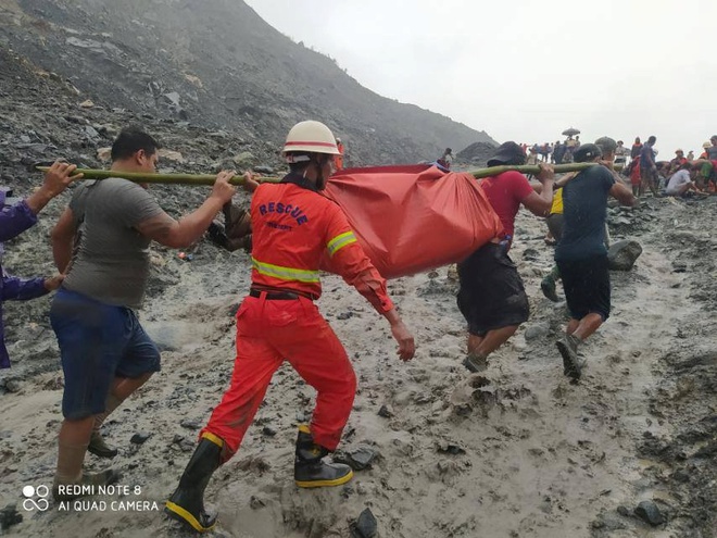 Lực lượng cứu hộ đưa thi thể nạn nhân ra khỏi khu mỏ gặp thảm họa ở Kachin, Myanmar hôm 2/7. Ảnh: Reuters.