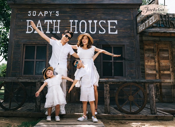 Mẫu đồ gia đình của Jackilia - thương hiệu thiết kế thời trang cho mẹ và bé nổi tiếng ở Sài Gòn