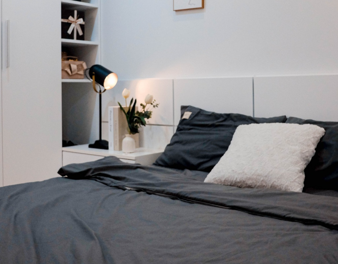 Khu vực phòng ngủ master với thiết kế đơn giản nhưng tinh tế là nơi để 2 vợ chồng nghỉ ngơi sau một ngày dài làm việc.