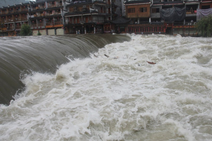 Lưu vực sông Trường Giang đã bước vào mùa mưa lũ hàng năm từ đầu tháng 6, trong khi lưu vực sông Hoàng Hà cũng vừa bước vào mùa mưa lũ. Một số đập thủy điện đã bắt đầu xả lũ.