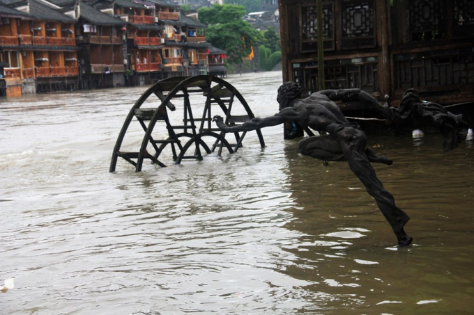 Từ đầu tháng 6, 26 tỉnh thành Trung Quốc đã có mưa lớn, trong đó nhiều thành phố nằm ở cả thượng nguồn và hạ nguồn đập Tam Hiệp chìm trong biển nước, đặt ra câu hỏi về năng lực và sự an toàn của công trình thủy điện lớn nhất thế giới. Một trong những chức năng của công trình là chống lũ.