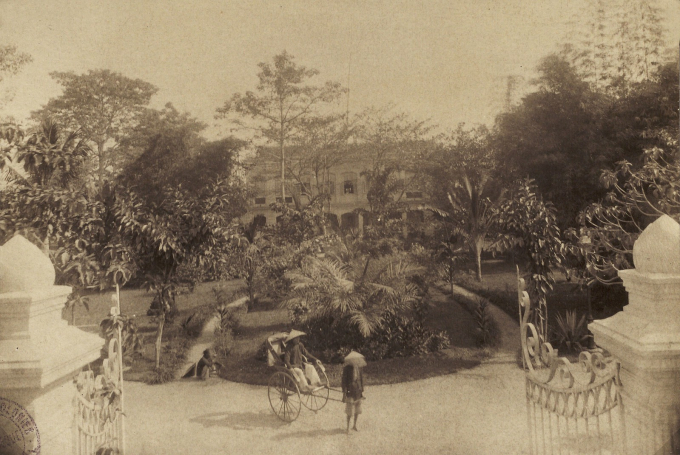 Lối vào Dinh Toàn quyền Đông Dương tại Hà Nội, vị trí chưa được xác định, theo ghi chú của người Pháp. Dinh thự này dường như đã được thay thế vào năm 1906 bằng tòa nhà được Charles Lichtenfelder xây gần vườn Bách thảo (Phủ Chủ tịch ngày nay).