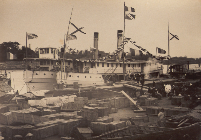 Tàu của hải quân Nga mang tên Zabiaca neo đậu tại sông Hồng, Hà Nội năm 1894.