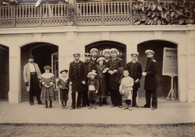 Nhóm sĩ quan tàu Zabiaca cùng gia đình chụp ảnh tại trường đua Hà Nội, nơi sau này sẽ trở thành nhà đấu xảo, 1894.